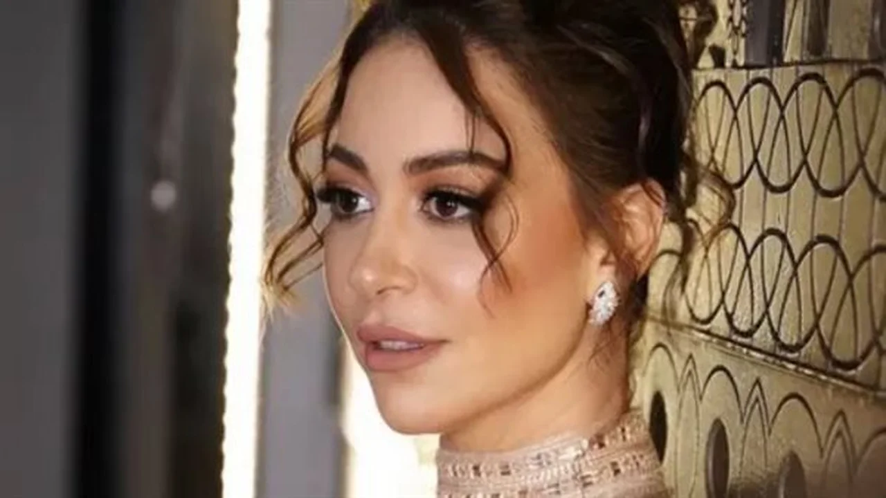 إطلالة لافتة.. منة شلبي وزوجها بعد الحج تثير جدلاً واسعاً